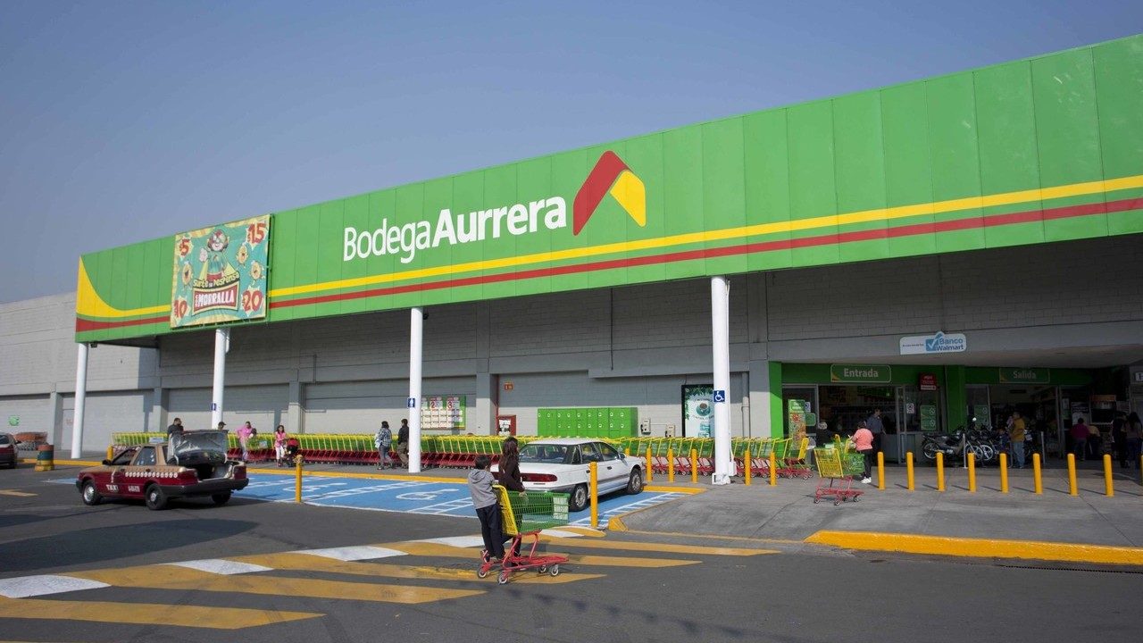 How to perform Facebook customer prospecting? What are some Facebook data deduplication techniques?